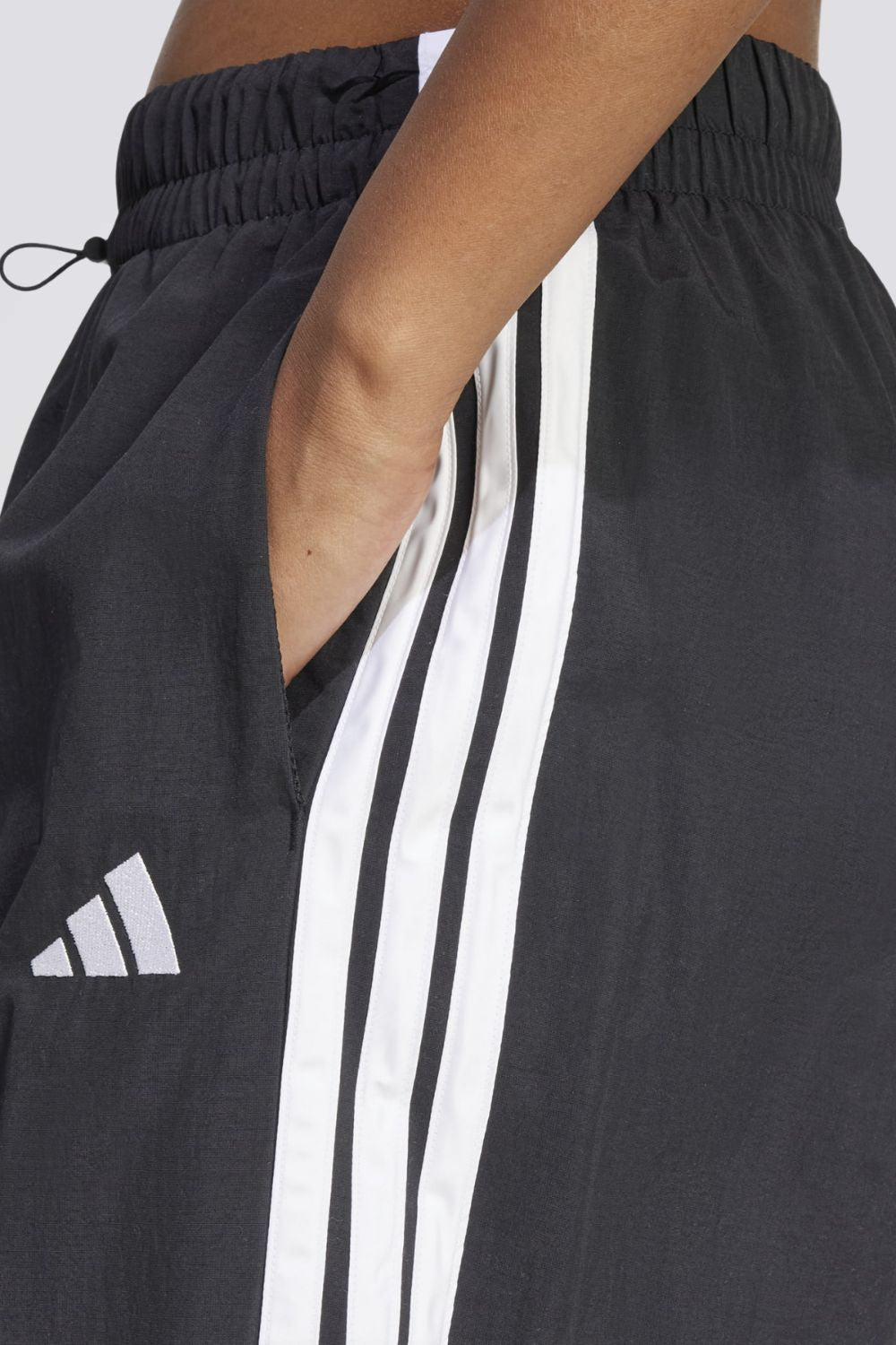 מכנסיים ארוכים ממותגים לנשים | אדידס