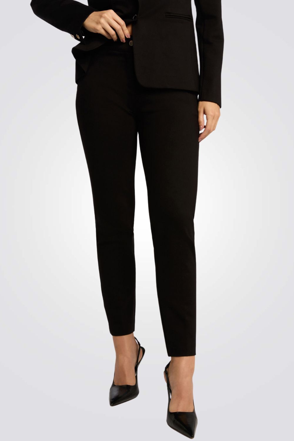 מכנסיים מחויטים גזרת Slim בצבע שחור