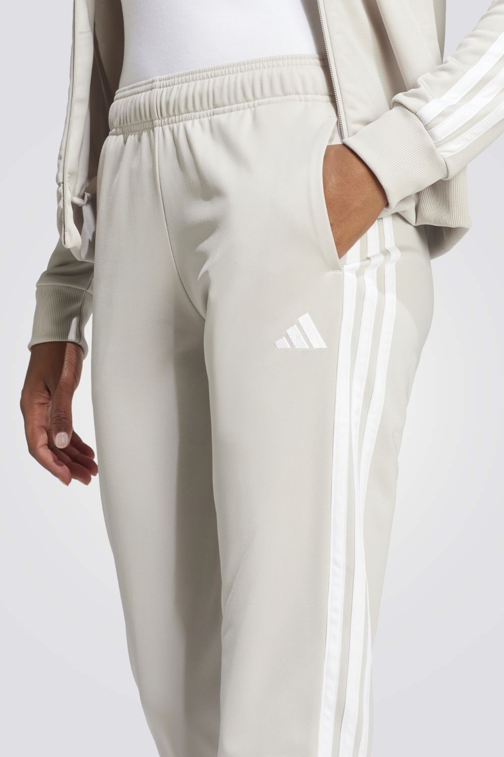 חליפת ספורט לנשים בצבע אוף וויט