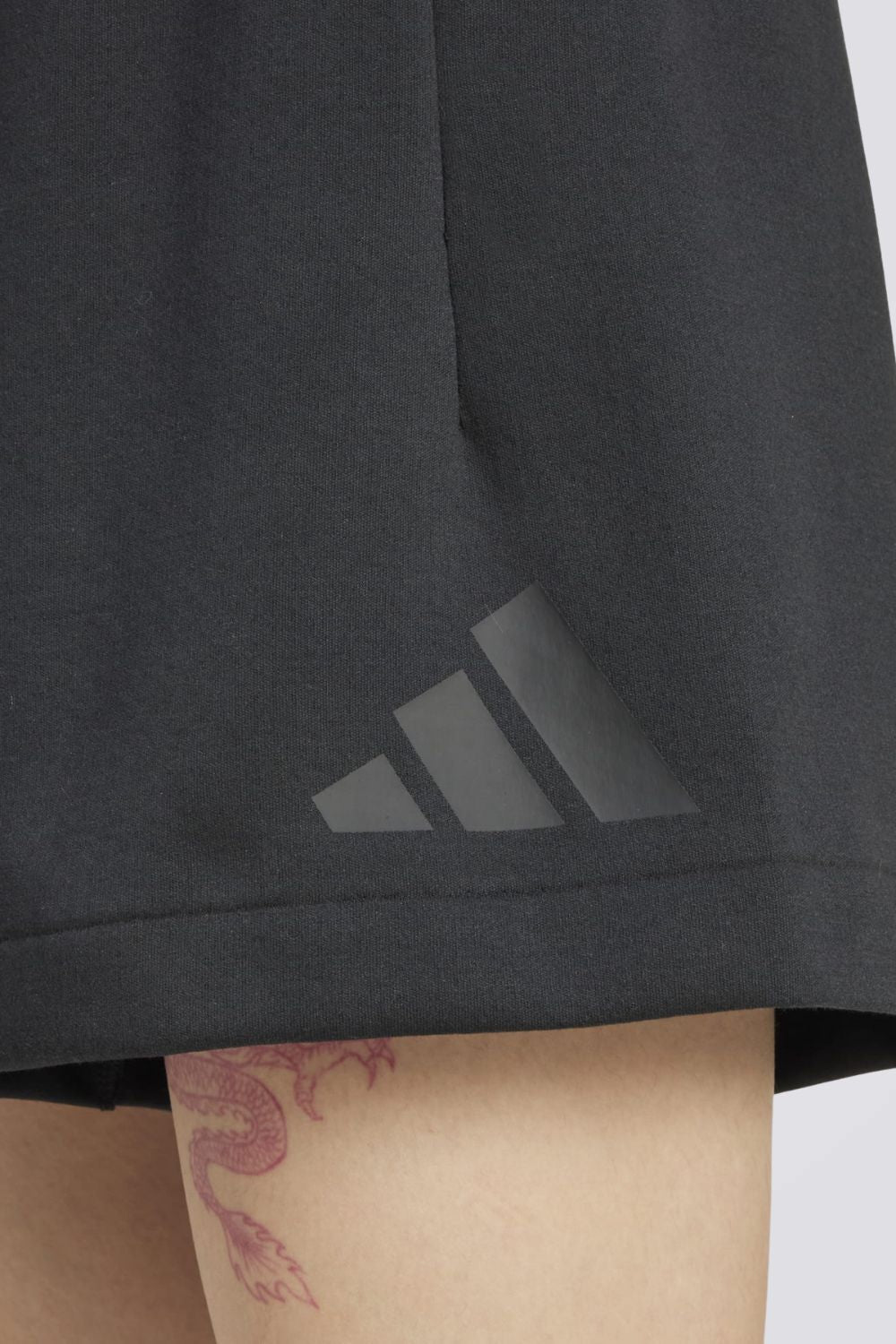 מכנסיים קצרים ממותגים לנשים | אדידס 