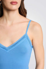 גופייה כחולה לנשים