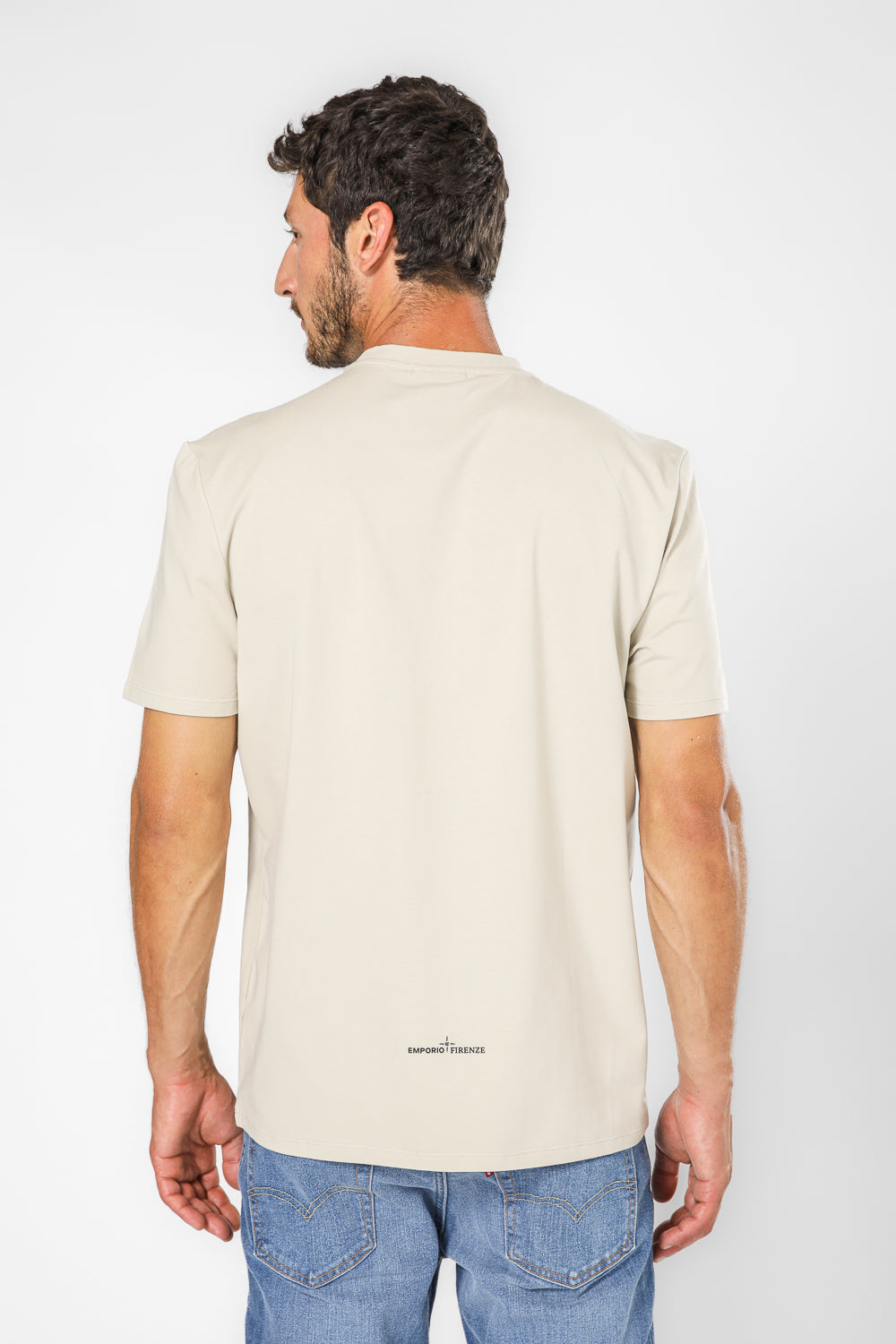 טישירט בצבע שמנת לגברים