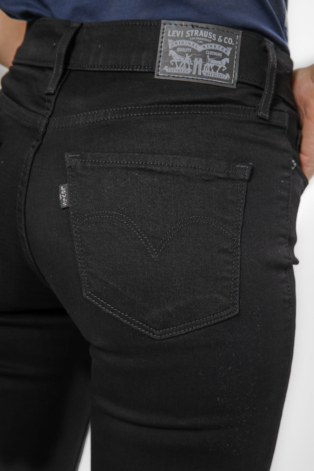 ג'ינס לנשים 311 SHAPING SKINNY בצבע שחור
