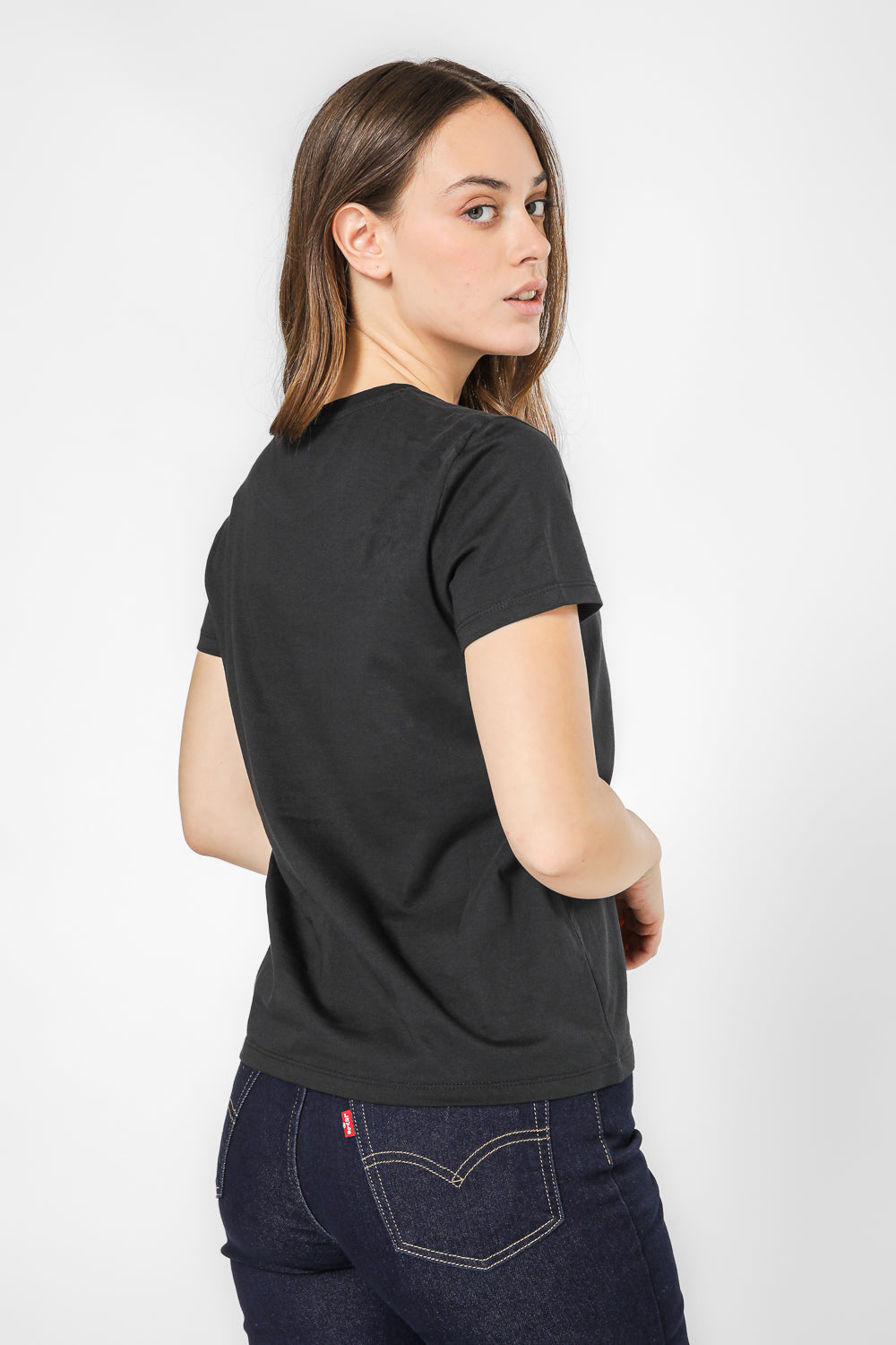 טישירט קלאסי בצבע שחור הדפס לוגו בחזית