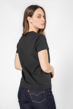 טישירט קלאסי בצבע שחור הדפס לוגו בחזית