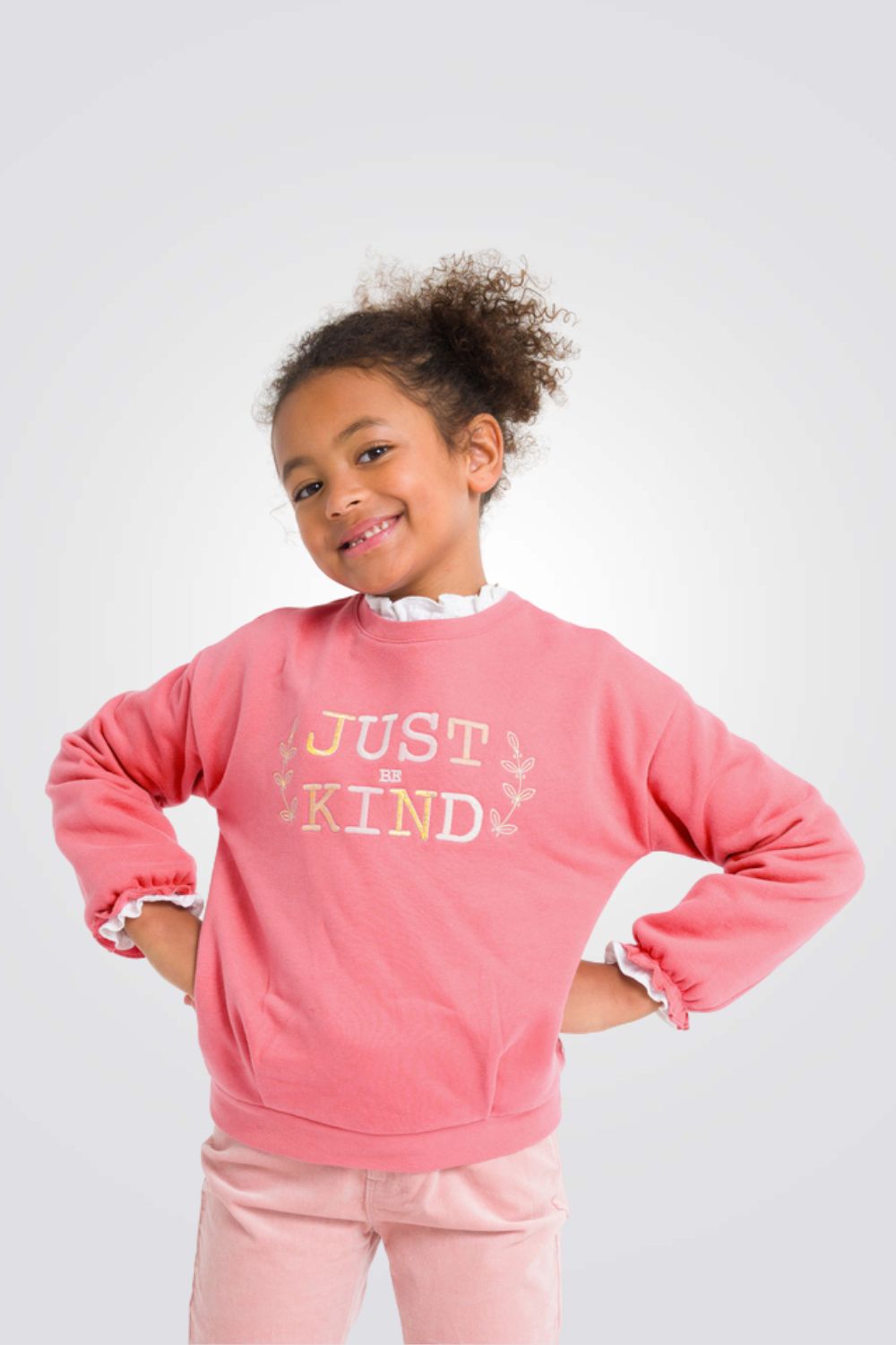 סווטשירט לילדות בצבע ורוד עם כיתוב