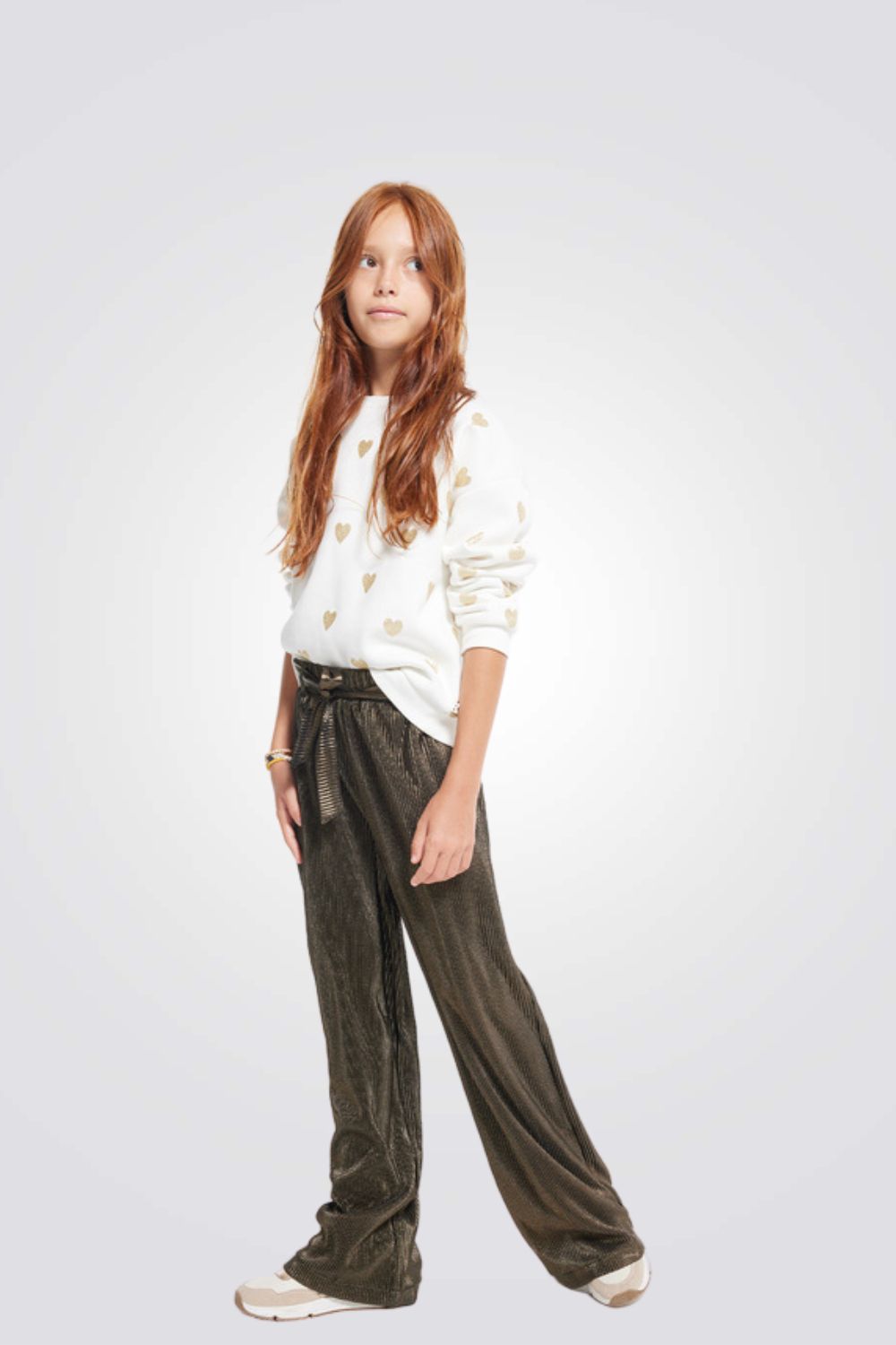 סווטשירט לילדות בצבע לבן עם הדפס לבבות בזהב