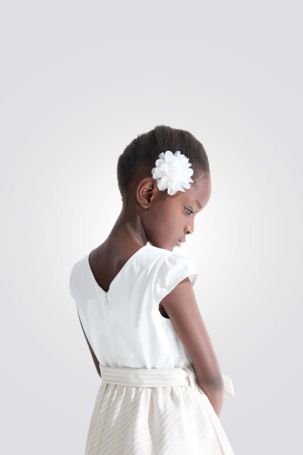 שמלה אלגנטית לילדות בצבע לבן וזהב