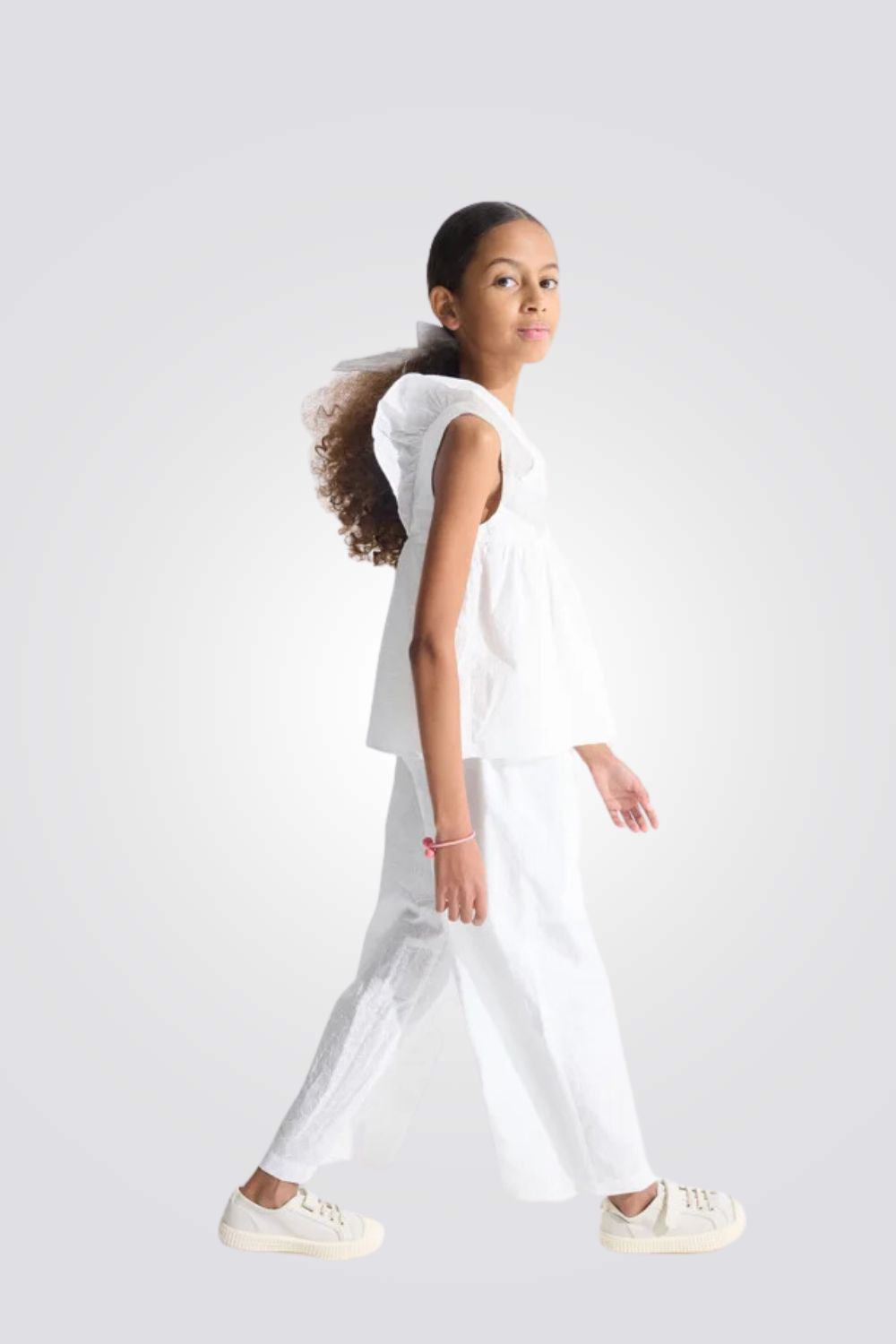 חולצה לילדות עם עיטורי רקמה בצבע לבן