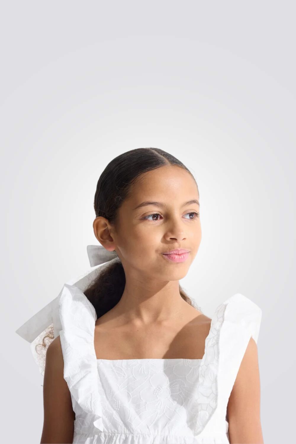 חולצה לילדות עם עיטורי רקמה בצבע לבן