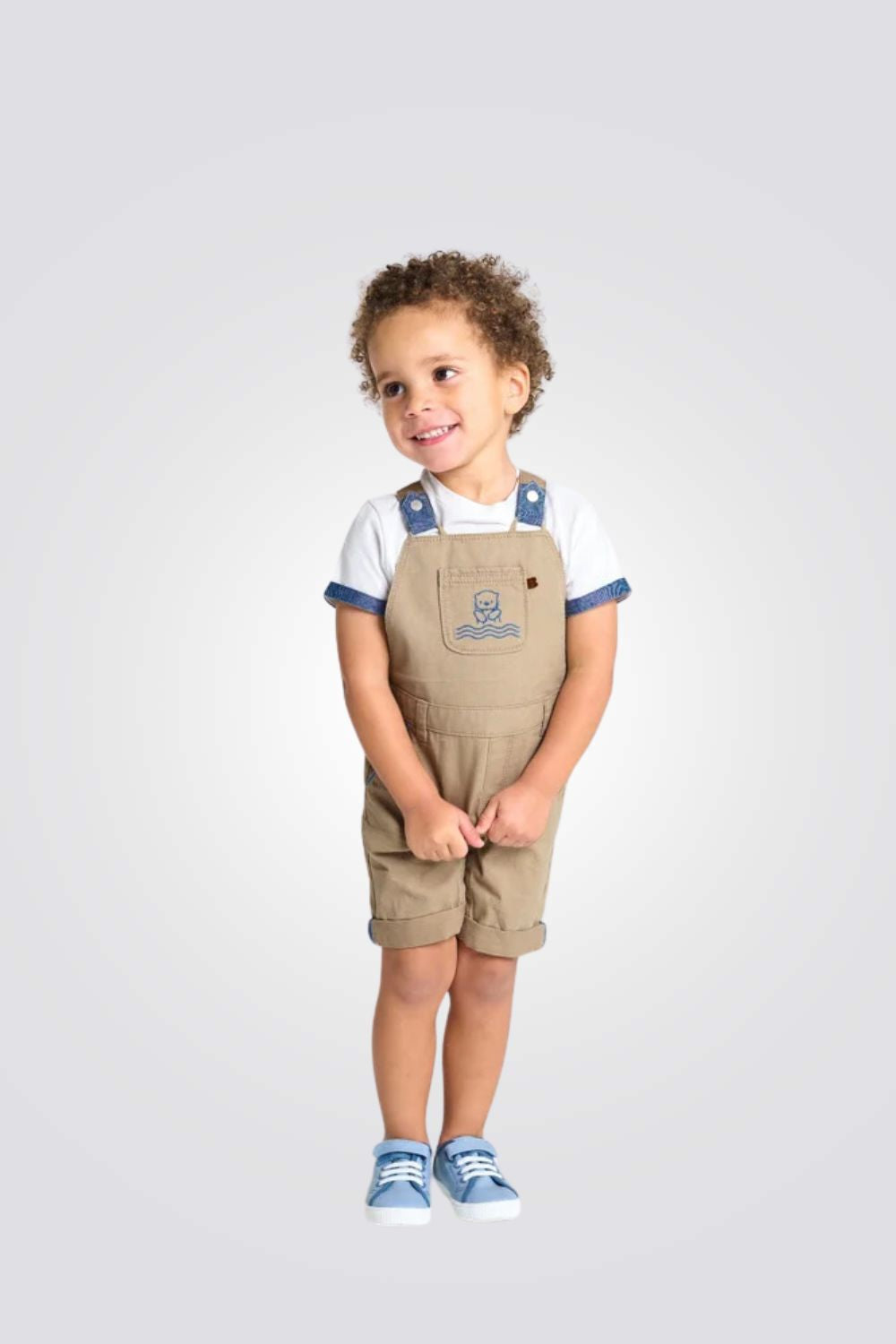 סט אוברול בז' קצר וטישירט לבנה