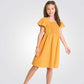 שמלה לילדות בצבע צהוב עם טקסטורת רקמה - 1