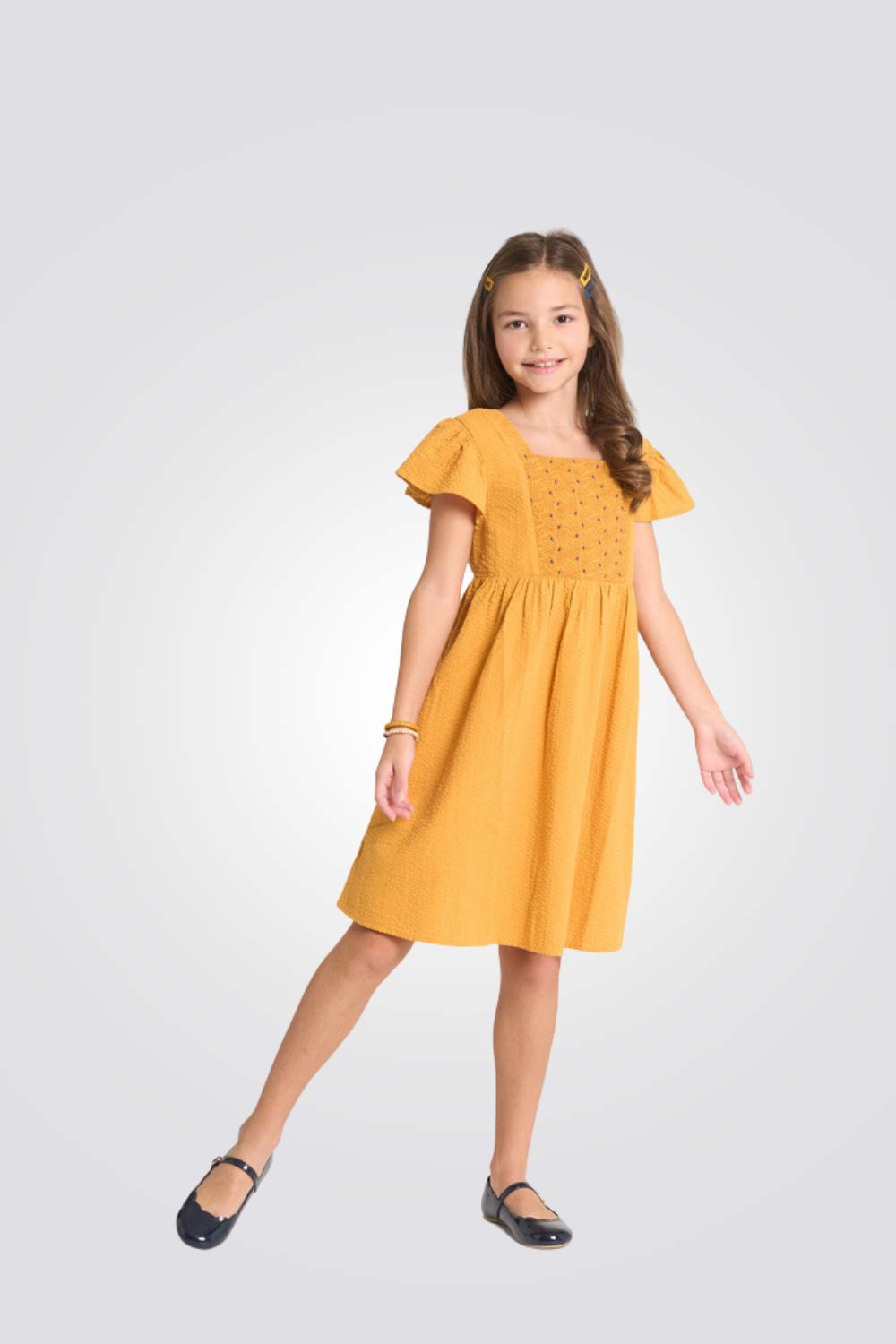 שמלה לילדות בצבע צהוב עם טקסטורת רקמה