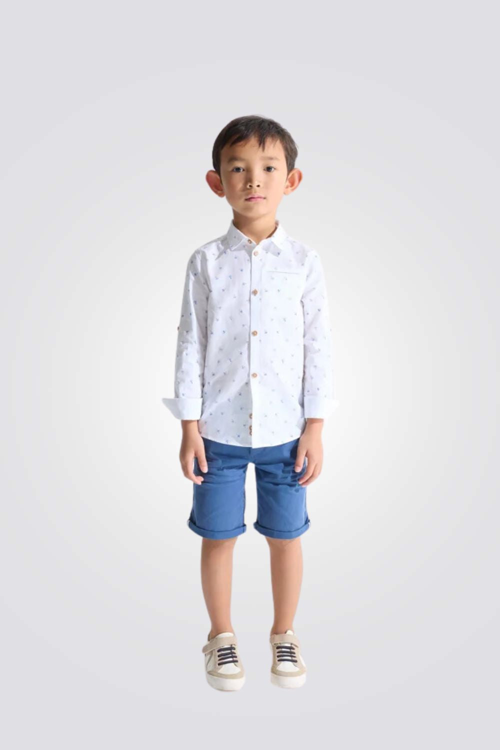 מכופתרת לבנה לילדים עם הדפס עצי דקל