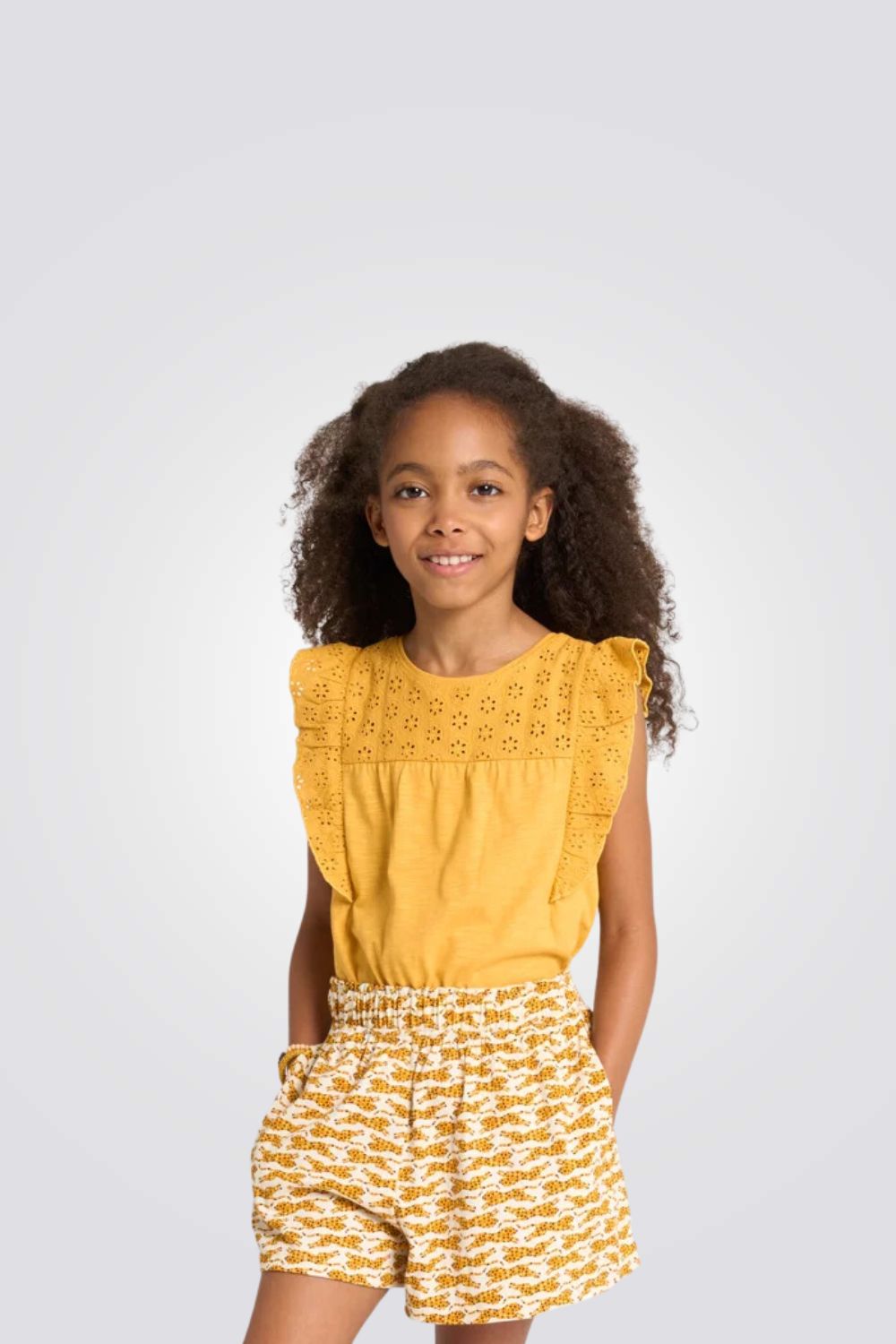 מכנסיים קצרים לילדות עם הדפס נמרים בצבע צהוב