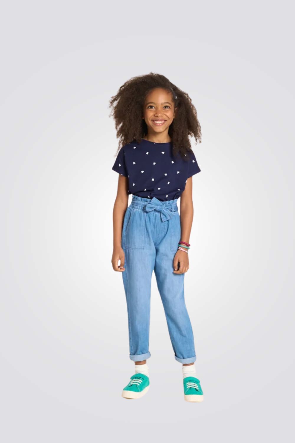 טישירט לילדות בצבע נייבי עם הדפס לבבות בלבן