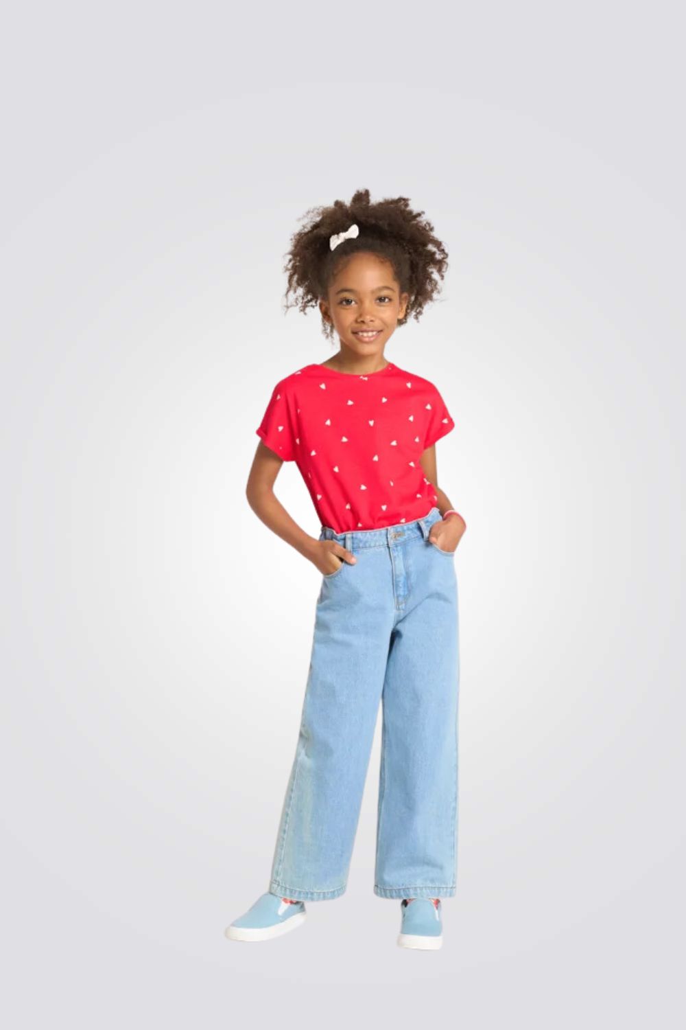 טישירט לילדות בצבע אדום עם הדפס לבבות בלבן