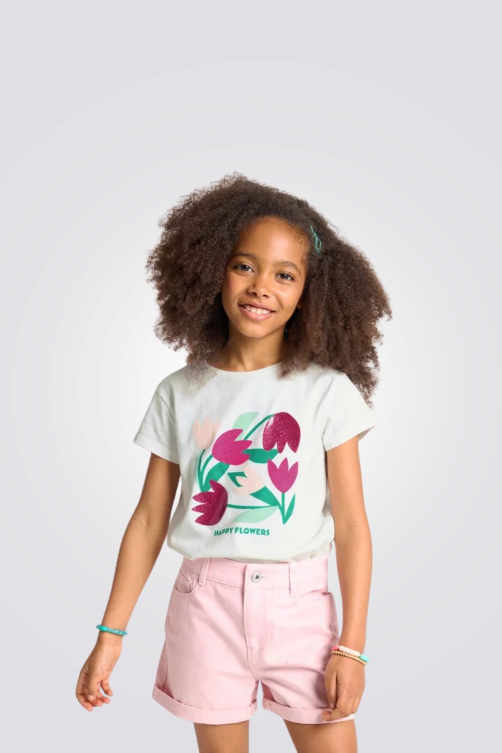 טישירט לילדות בצבע לבן עם הדפס פרחים