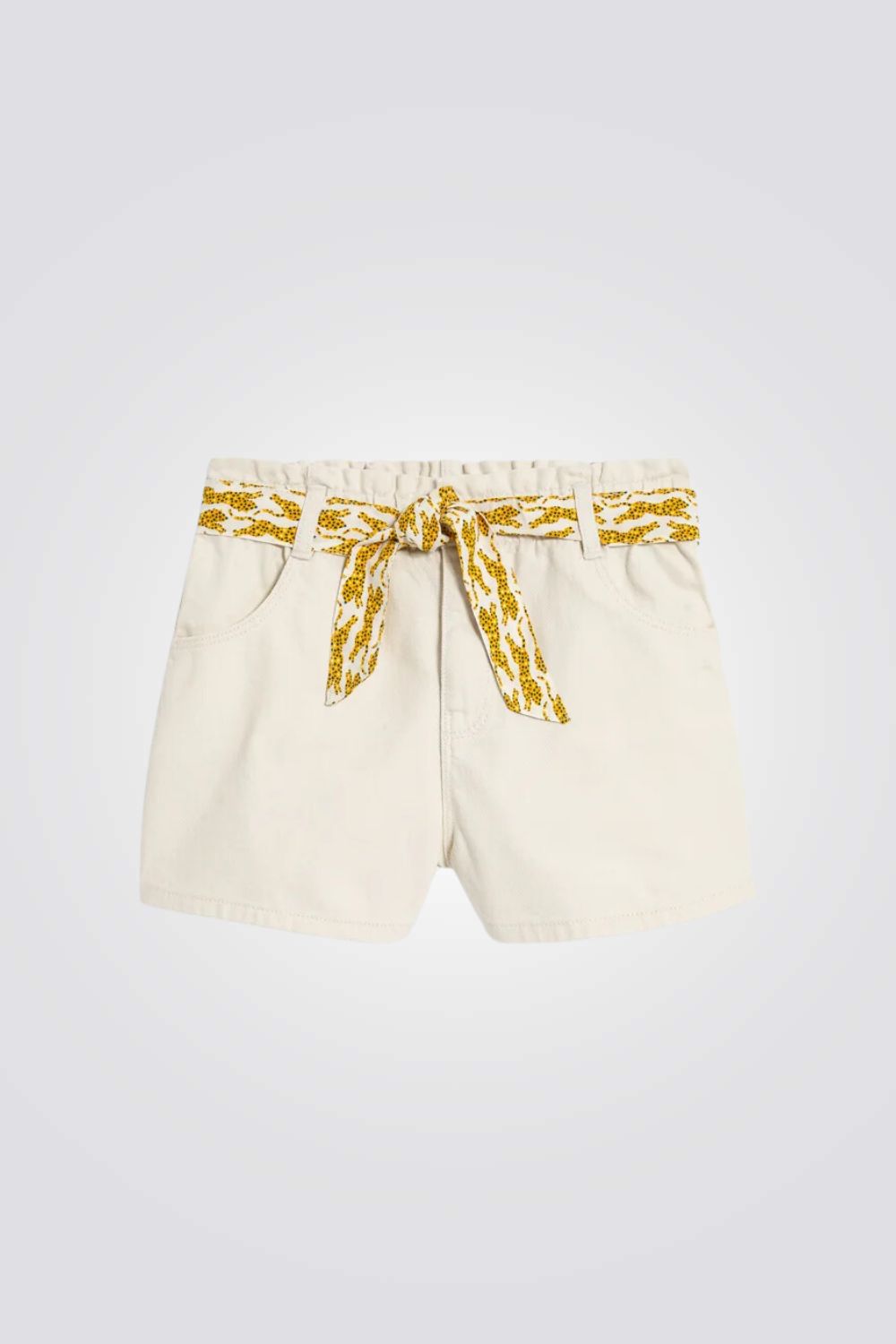 מכנסיים קצרים לילדות בצבע בז' עם חגורה