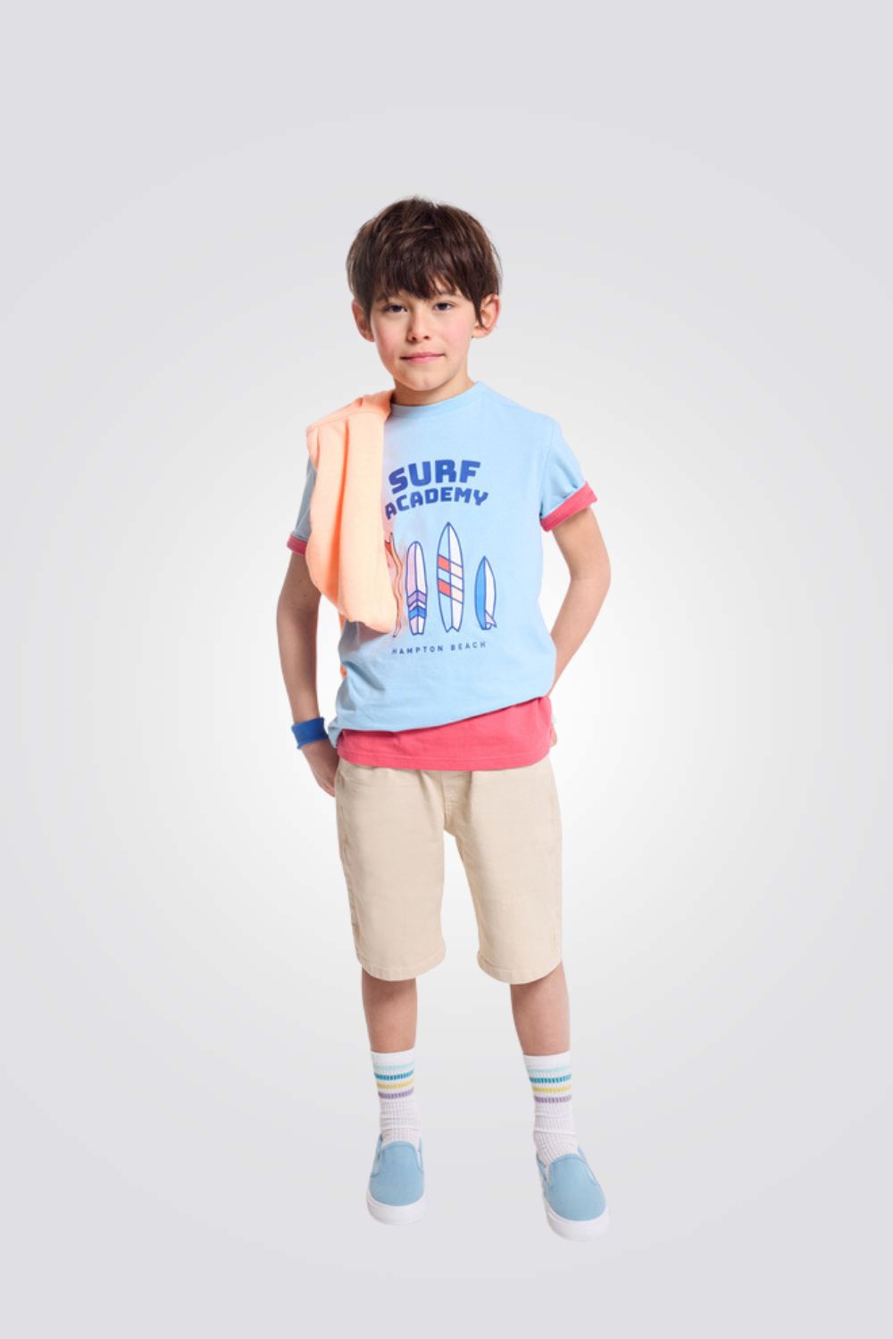 טישירט לילדים בצבע תכלת עם הדפס גלשנים