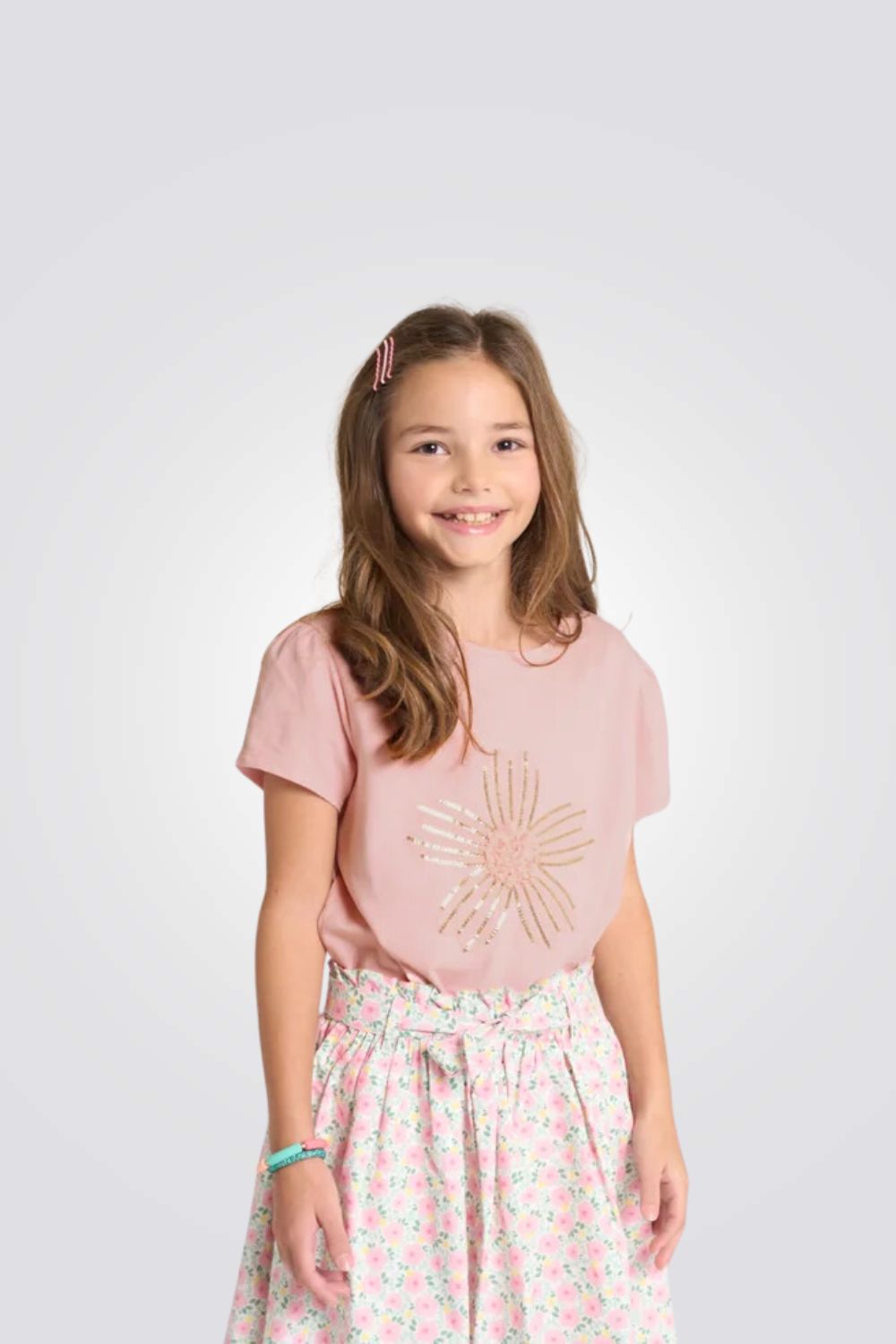 טישירט לילדות בצבע ורוד עם עיטור פאייטים