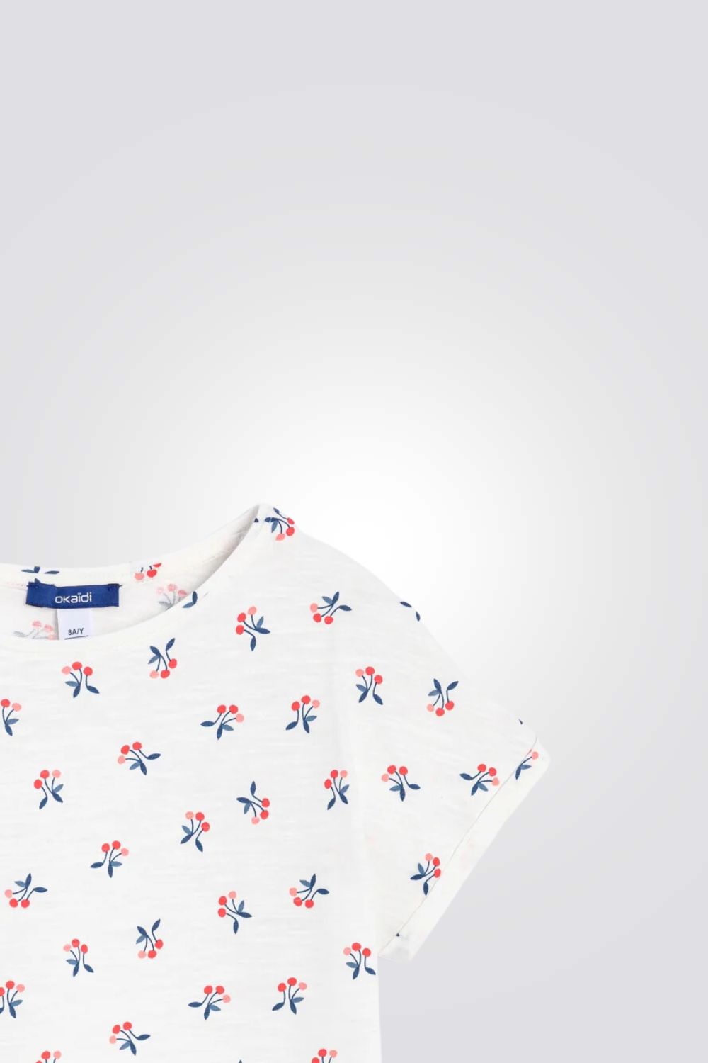 טישירט לילדות בצבע לבן עם הדפס דובדבנים