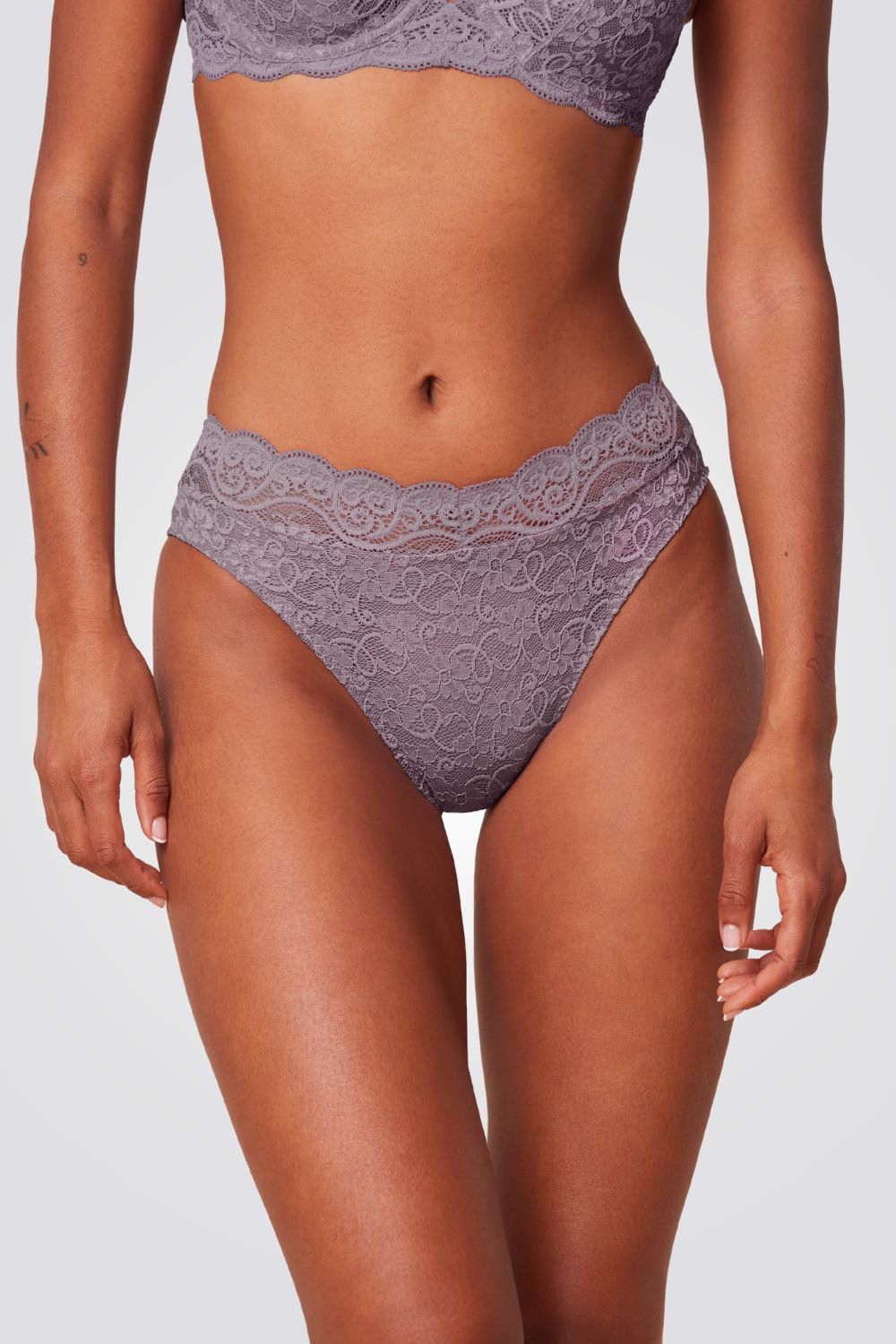 תחתוני תחרה טאי – Triumph Amourette 300 Magic Wire Tai02 בצבע סגול