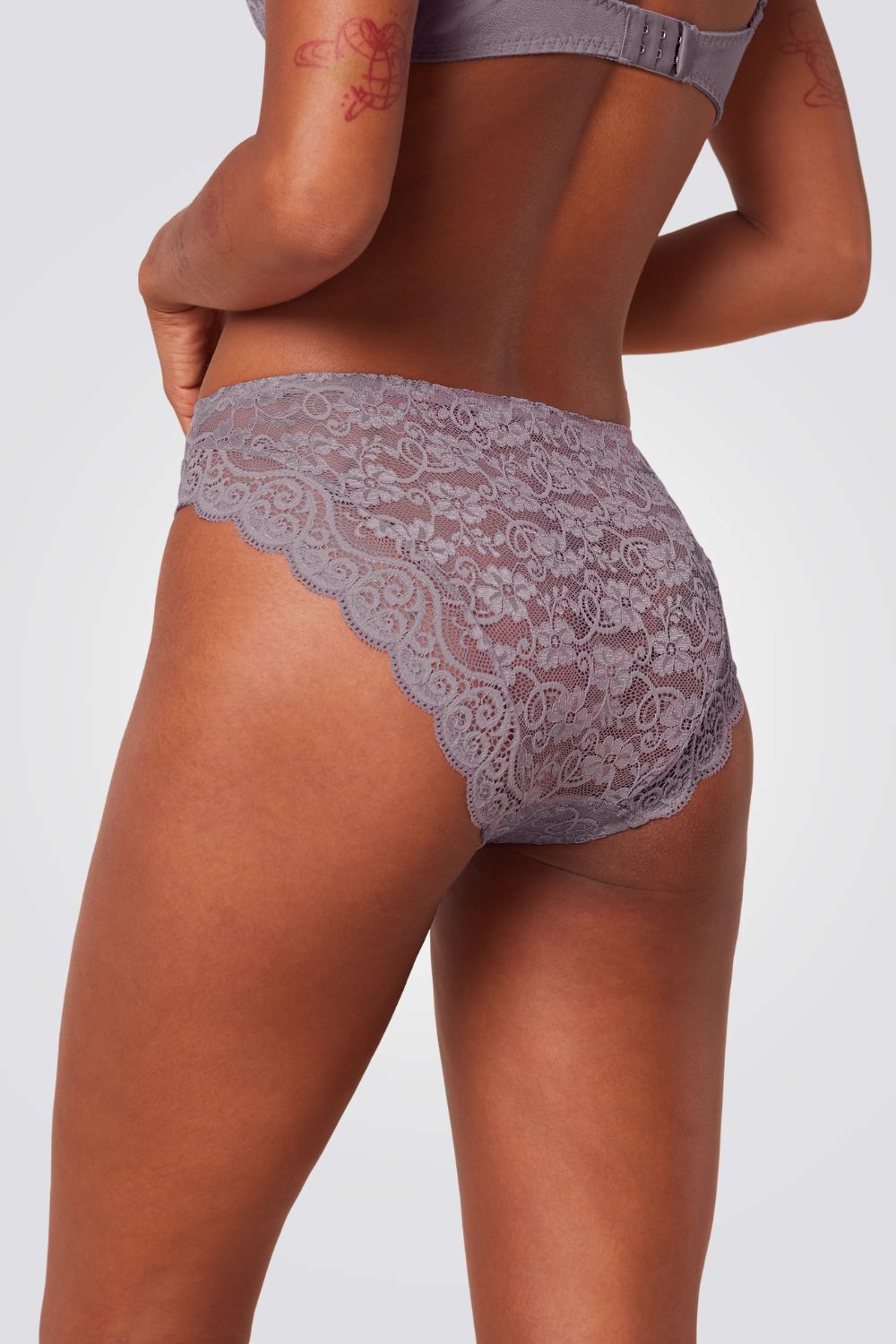 תחתוני תחרה טאי – Triumph Amourette 300 Magic Wire Tai02 בצבע סגול