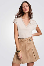 טישירט עם עיטורי קרושה בצבע בז'