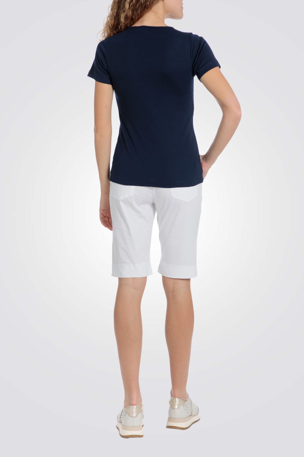 טישירט עם עיטורים בצווארון בצבע נייבי