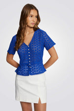 חולצת תחרה כפתורים דקורטיביים בצבע כחול