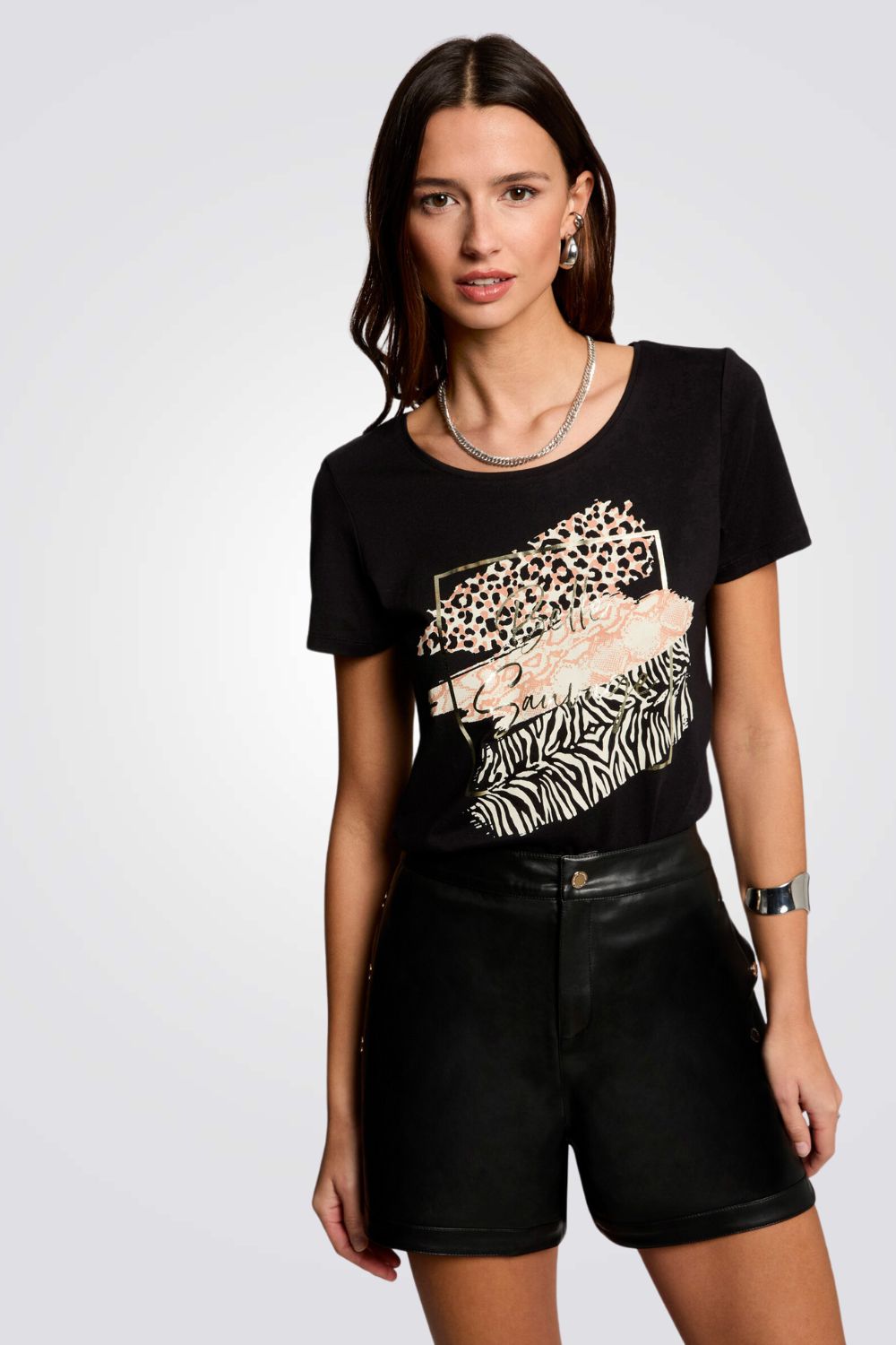 טישירט הדפס ANIMAL בחזית בצבע שחור