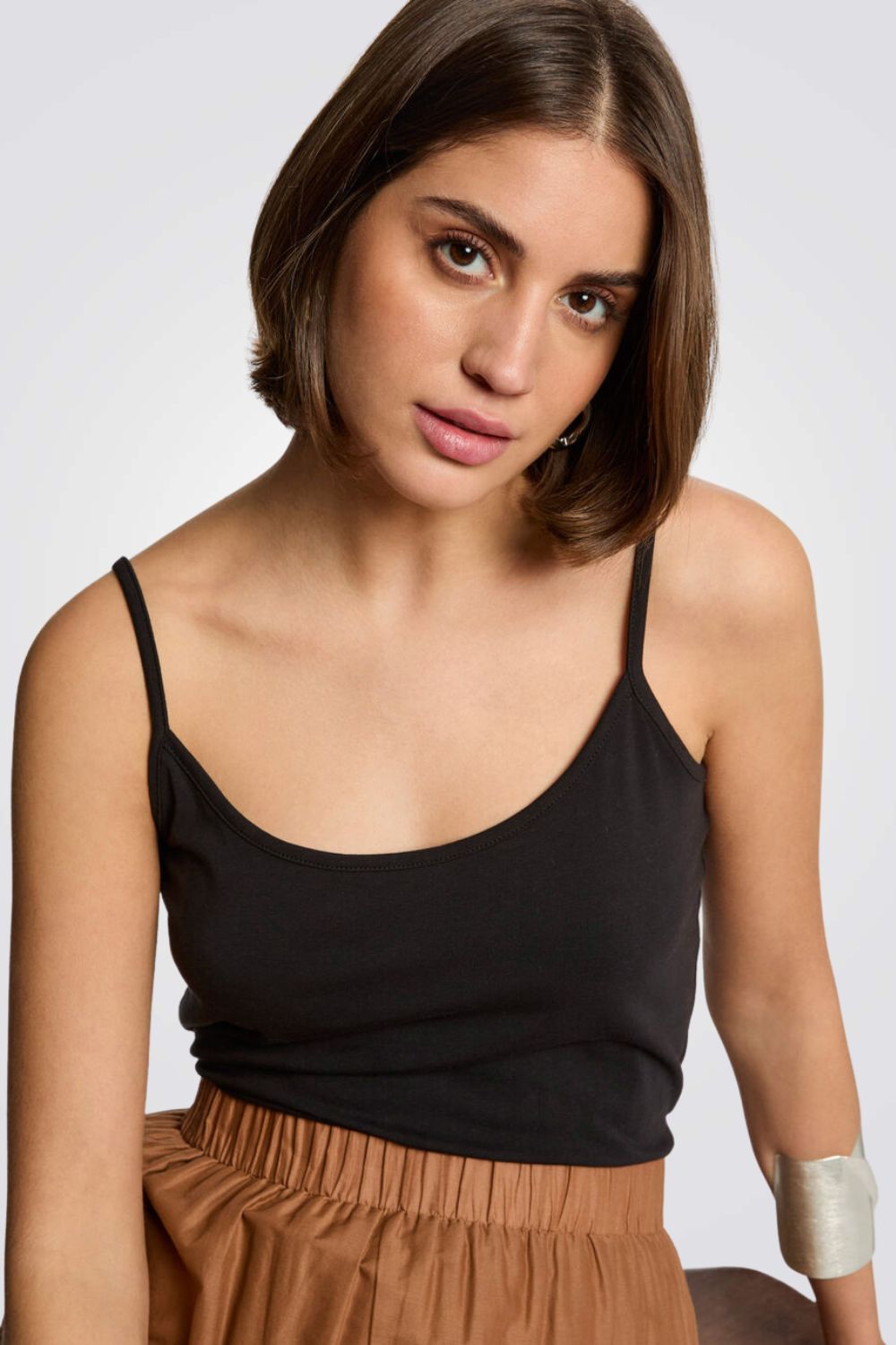 גופיה בייסיק כתפיות דקות בצבע שחור