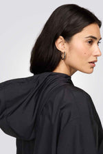 מעיל בגזרה רופפת עם כובע קפוצ'ון לנשים | נייקי