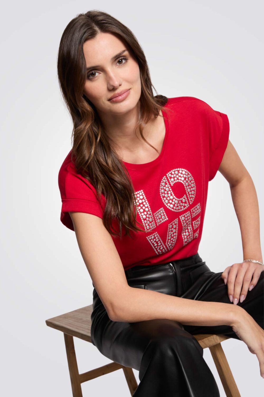 טישירט LOVE עם עיטור ניטים