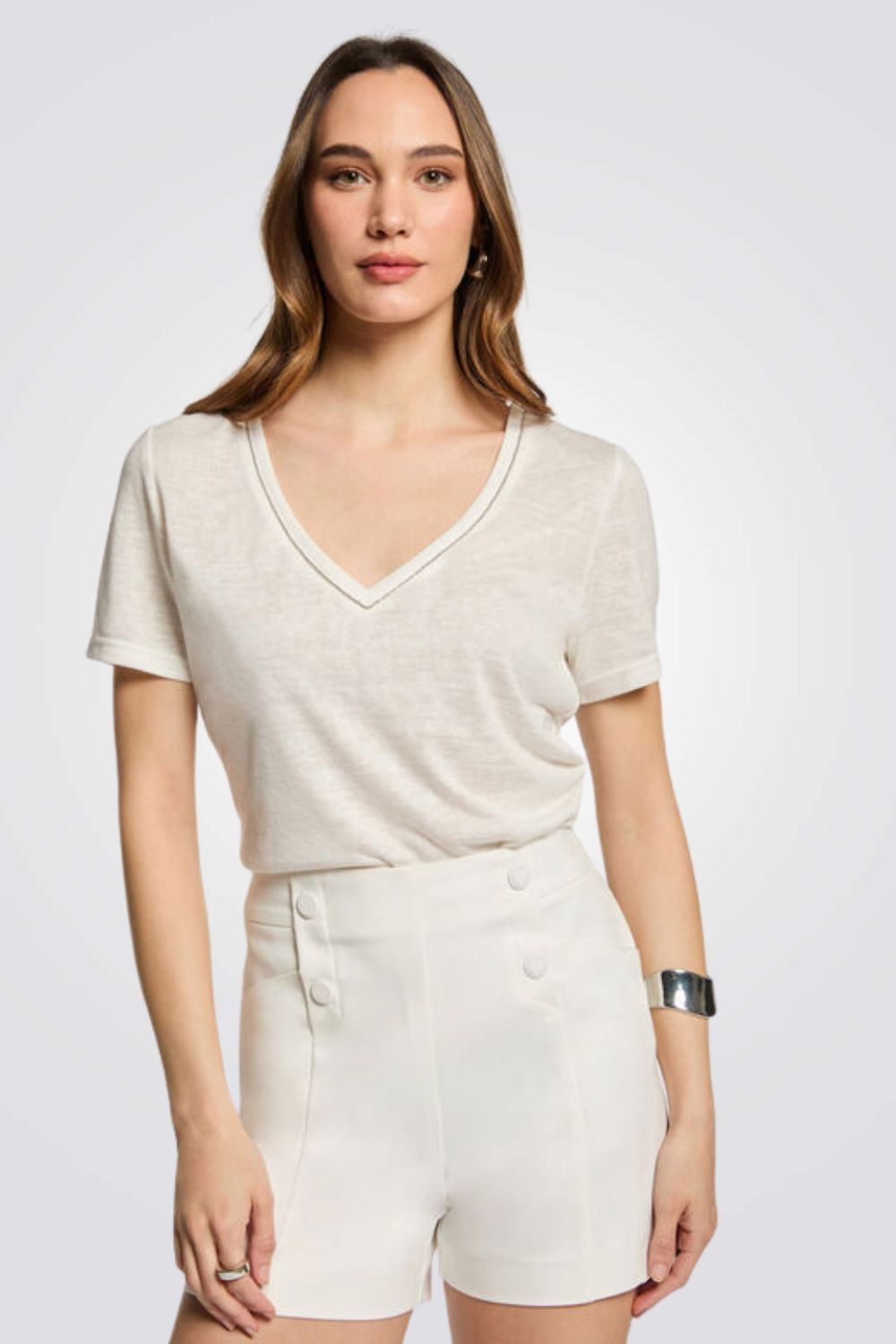 מכנסיים קצרים כפתורים דקורטיביים בצבע אופווייט