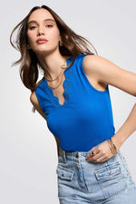 טופ במראה ריב צווארון וי תחרה בצבע כחול רויאל