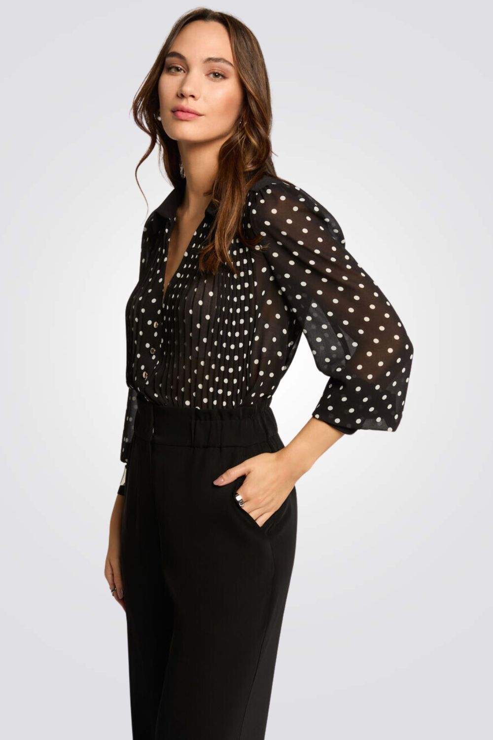 חולצה מכופתרת פליסה מנוקדת בצבע שחור