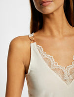 גופיית תחרה בצבע שמנת - MASHBIR//365