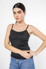 טופ אלסטי כתפיות בצבע שחור