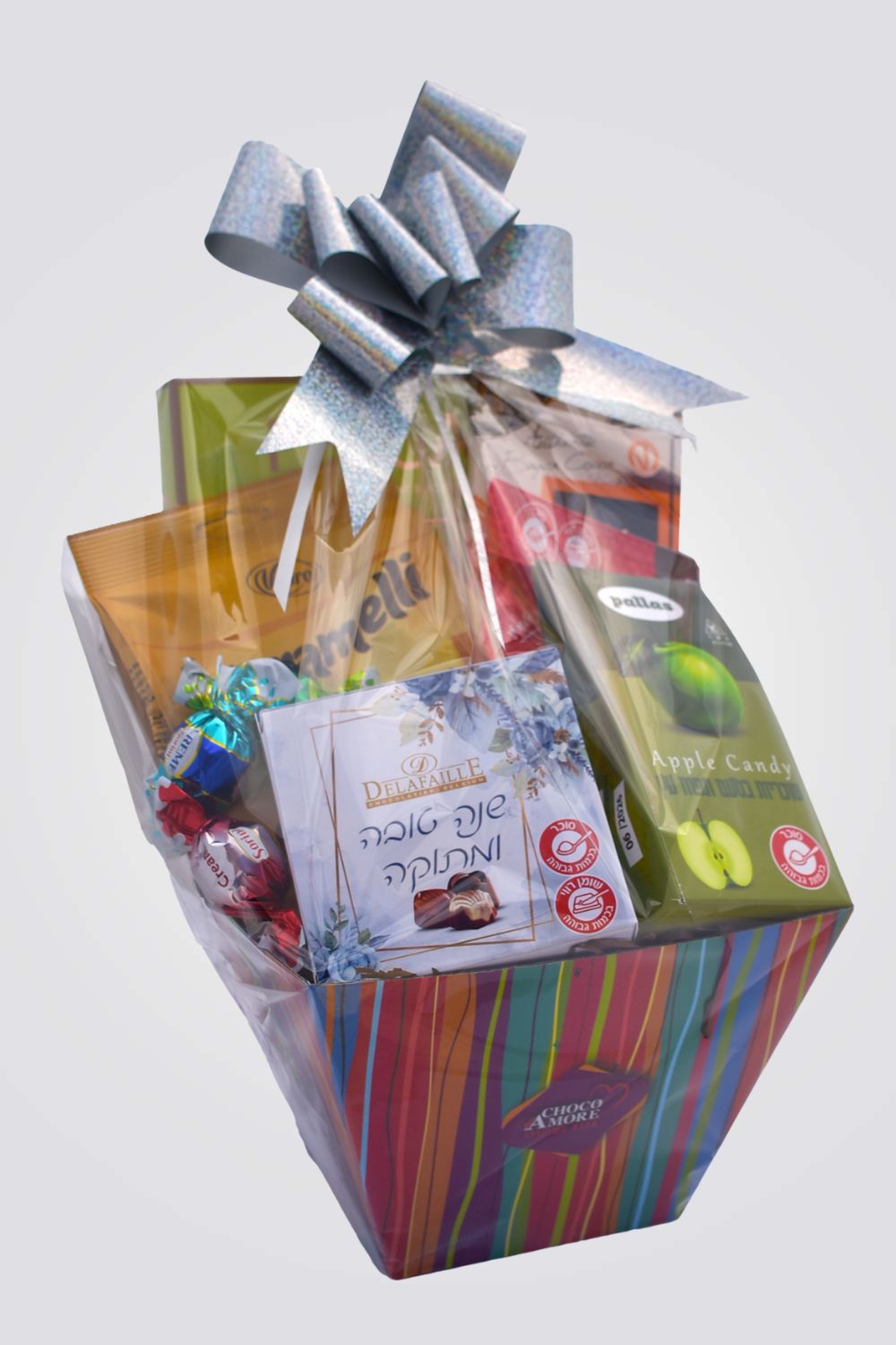 מארז קרטון מהודר עטוף בצלופן ומקושט בסרט משיכה הכולל:
בונבוניירה פרליני שוקולד ממולאים קרם במבחר טעמים שונים 110-114 גרם - פרגלה
שקית מיני חטיפים במבחר טעמים 178-200 - ווברו
טבלת שוקולד מבחר טעמים 100 גרם - דילאפאי
קופסת סוכריות ממולאים במבחר טעמים 60 גרם - פאלאס
3 פרליני שוקולד איטלקי - סורני

מוצר שיאזל מן המלאי יוחלף באחר שווה ערך