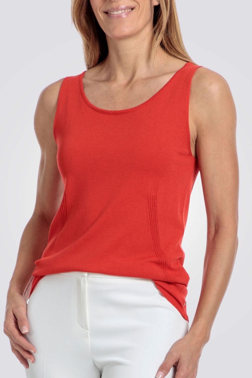 גופייה בצבע אדום