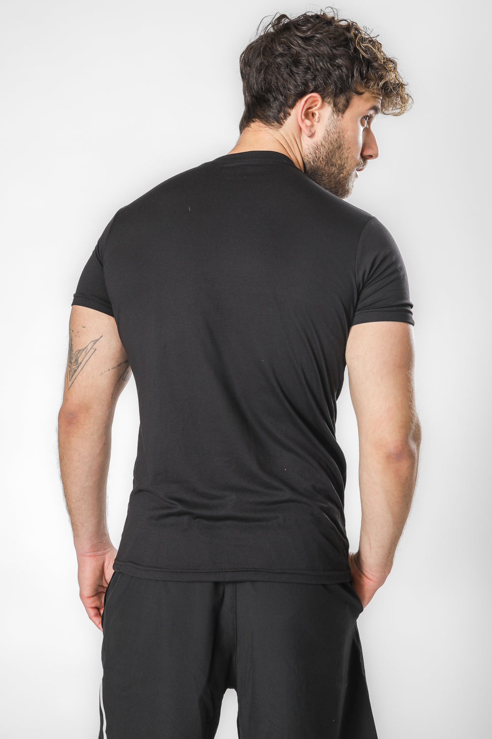 חולצת דרייפיט לגבר בצבע שחור