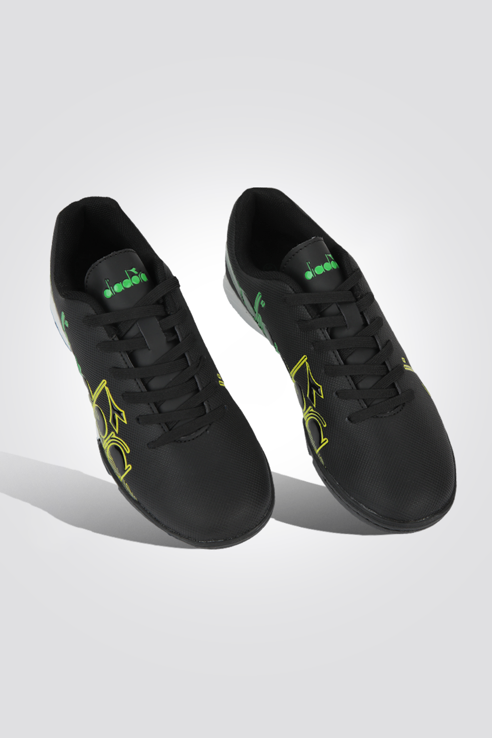 נעליים מבית המותג DIADORA בעלות ריפוד נוח במיוחד ששומר על הרגל לאורך כל היום, סולייה חיצונית מגומי לשמירה על אחיזה מלאה בקרקע