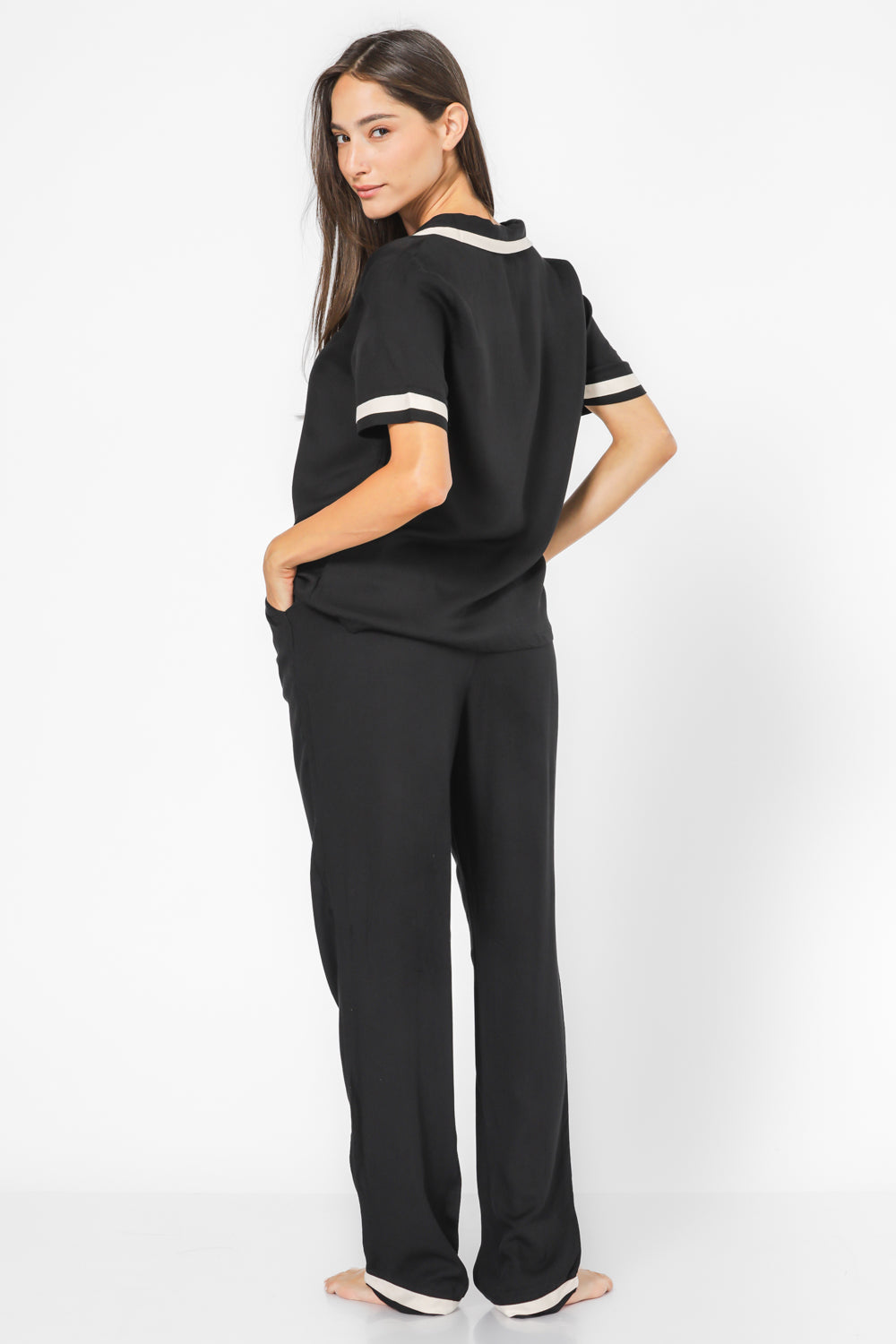 סט פיג’מה מכופתרת MODAL בצבע שחור