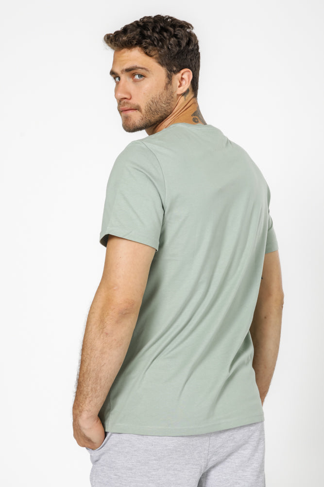 טישירט בצבע ירוק צווארון V