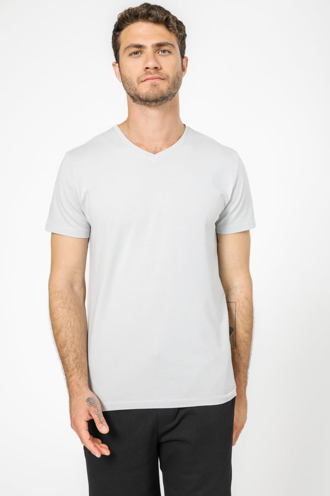 טישירט בצבע אפור עם צאוורון V 