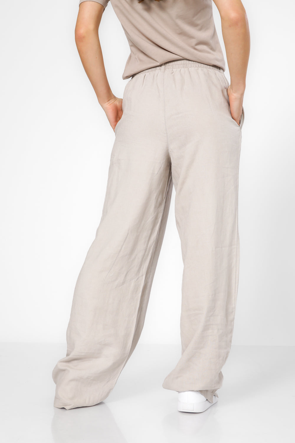 מכנסיים ארוכים בצבע בז'