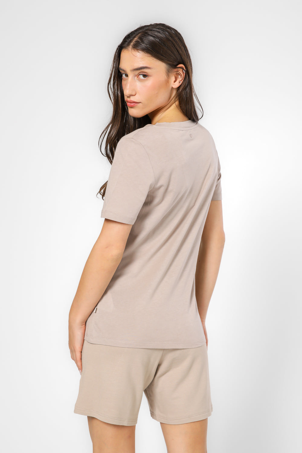 חולצה קצרה צווארון וי צבע בז'