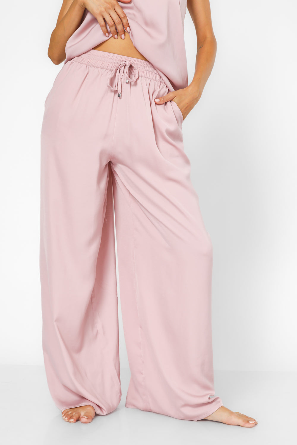 סט פיג’מה קצרה מבד סאטן CRYSTALS בצבע ורוד